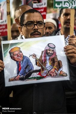 استقبال تونسی‌ها از بن سلمان با اره + عکس