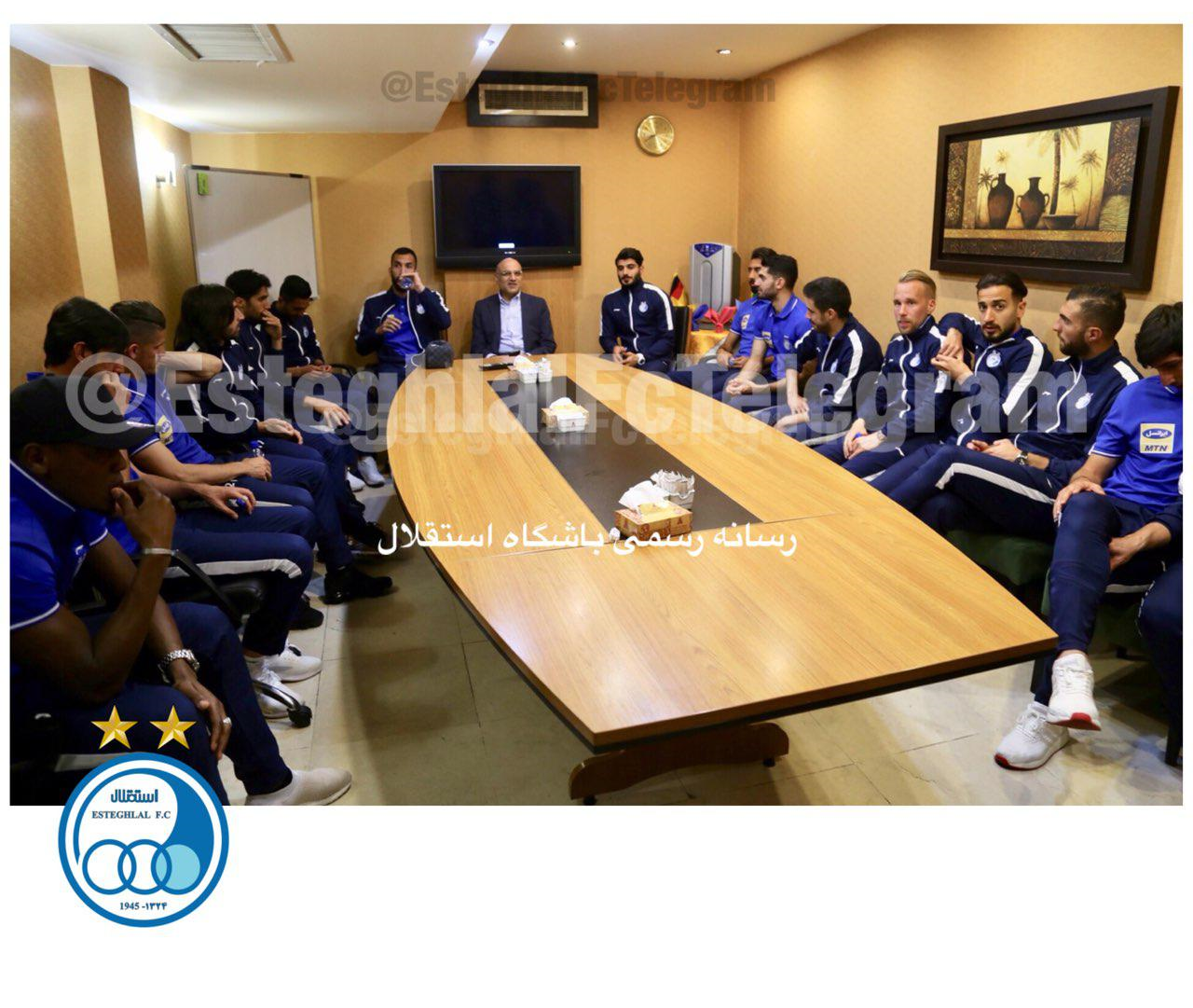 جلسه فتحی با استقلالیها و حضور دو میهمان ویژه در اردو+عکس جلسه فتحی با استقلالیها و حضور دو میهمان ویژه در اردو+عکس