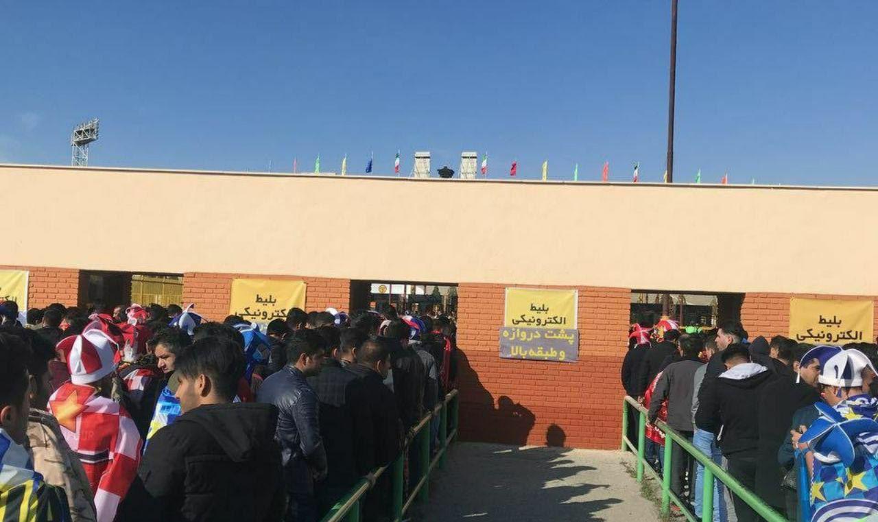 حواشی دربی ۸۹ تهران/ جدال آبی و سرخ در استادیوم آزادی /در حال بروزرسانی