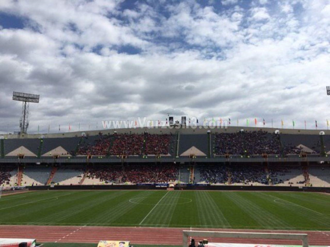 حواشی دربی ۸۹ تهران/ جدال آبی و سرخ در استادیوم آزادی /در حال بروزرسانی