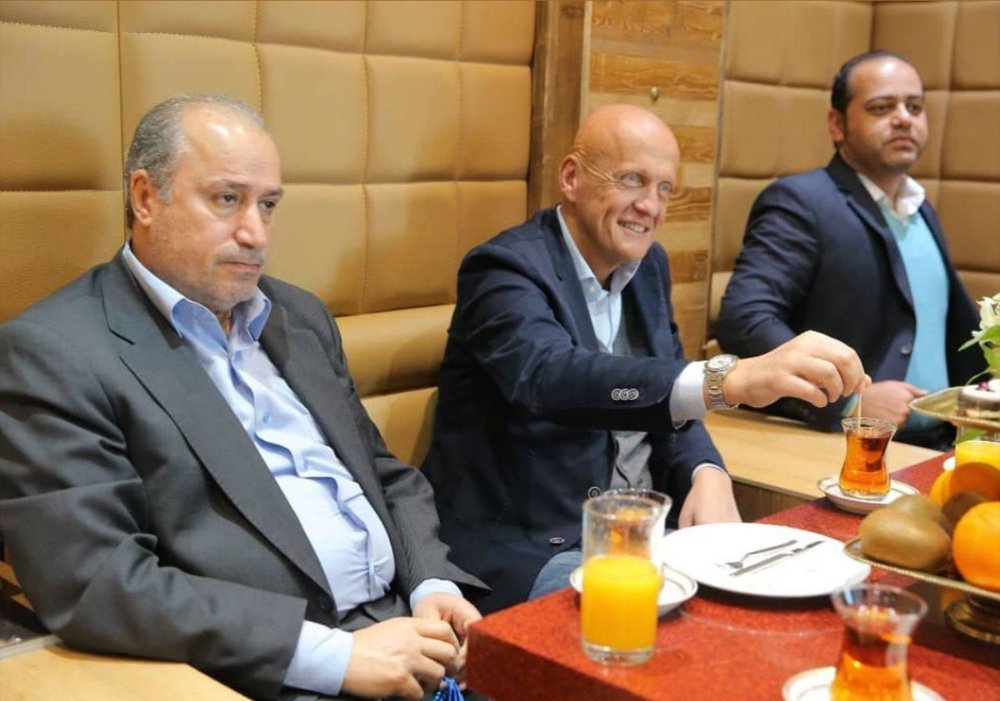 کولینا در حال خوردن چایی نبات در تهران +عکس