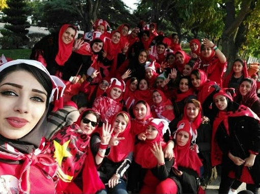 جشن زنان هوادار پرسپولیس پشت در ورزشگاه آزادی +عکس