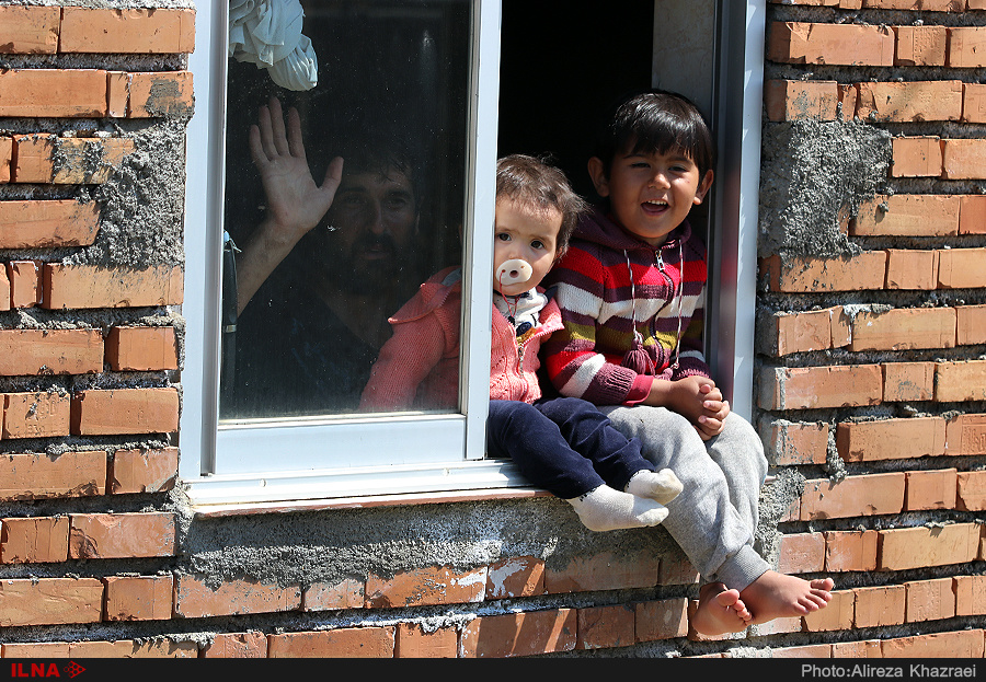 کودکان در شهر سیل زده گمیشان