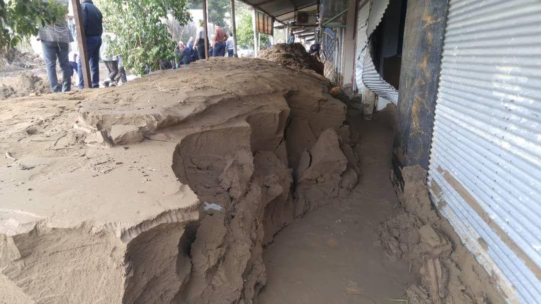 ضخامت گل و لای به جامانده از سیلاب پلدختر+عکس