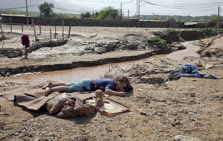 کودکی در خرابه&zwnj;های سیلاب پلدختر