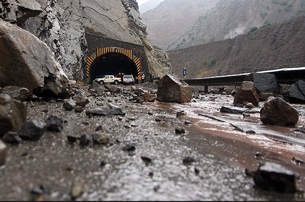 هراز همچنان مسدود است