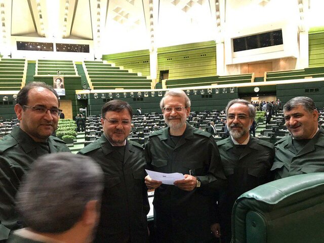 حضور جمعی از نمایندگان در جلسه علنی مجلس با لباس سپاه +عکس