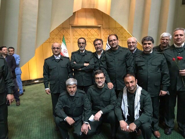 حضور جمعی از نمایندگان در جلسه علنی مجلس با لباس سپاه +عکس