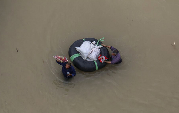 توزیع ضعیف کمک‌ها، باعث بی‌اعتمادی سیل زدگان شده است/ مدیریت بحران باید از زیرمجموعه وزارت کشور خارج شود