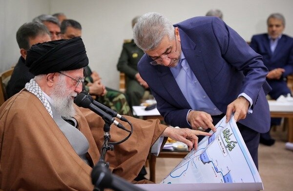 گزارش دستاوردهای سال ۹۷ وزارت نیرو به رهبر انقلاب ارائه شد