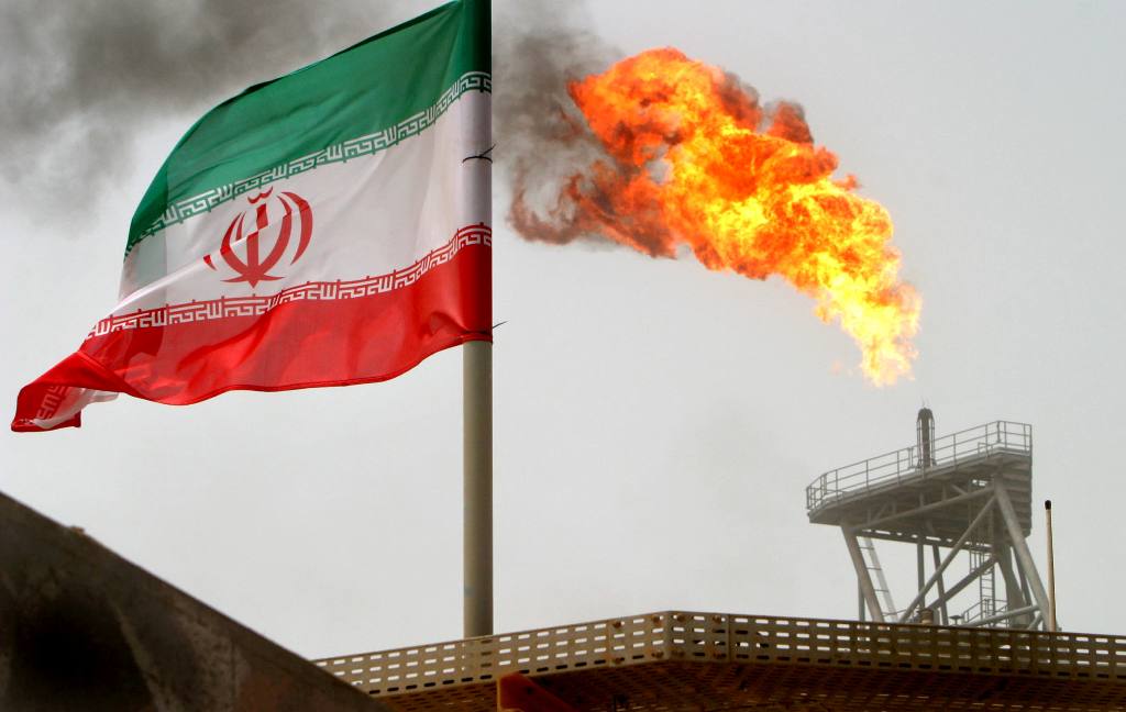از حق خود برای خرید نفت ایران کوتاه نمی‌آئیم
