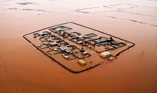 ضعف امدادرسانی به سیل زدگان خوزستان/ سایه سیل بر پیکر دردمند خوزستان ضعف امدادرسانی به سیل زدگان خوزستان/ سایه سیل بر پیکر دردمند خوزستان