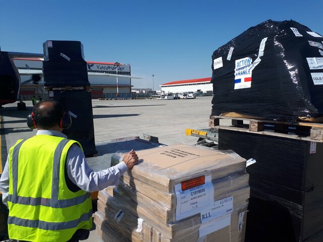 تحویل دومین محموله کمکهای فرانسه برای سیلزدگان تحویل دومین محموله کمکهای فرانسه برای سیلزدگان