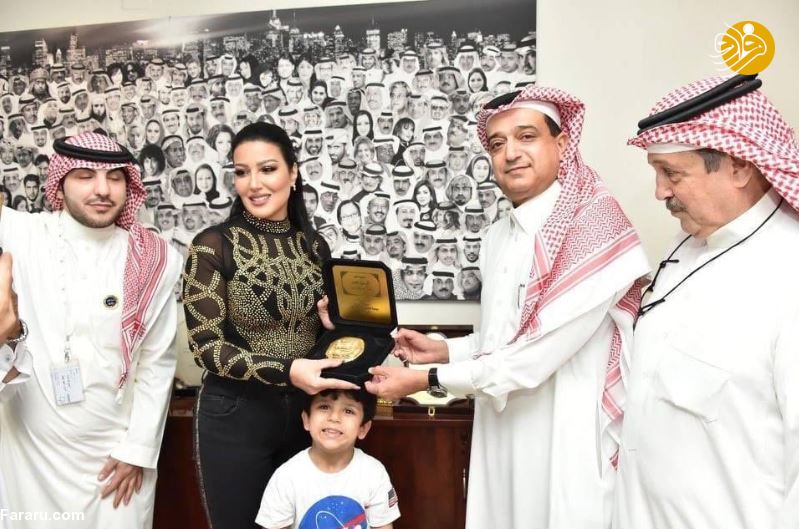 اهدای مُهر پیامبر اسلام به خواننده زن جنجال آفرید +عکس اهدای مُهر پیامبر اسلام به خواننده زن جنجال آفرید +عکس