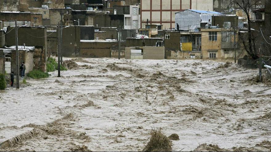 آخرین اخبار از سیلاب در خراسان رضوی/ تلاش برای جلوگیری از ورود سیلاب به ساختمان‌های مسکن مهر در کاشمر