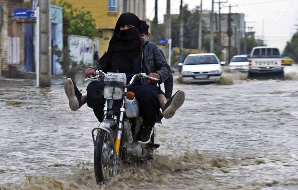 زن اهل سیستان و بلوچستان در میان سیلاب زابل