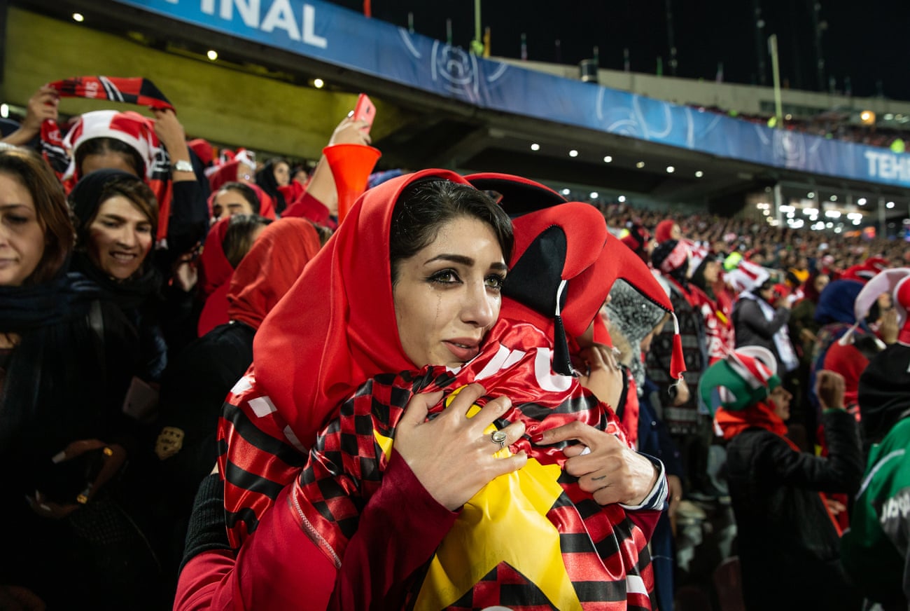 گزارش گاردین از دختری که برای رفتن به استادیوم گریم می‌کند +عکس