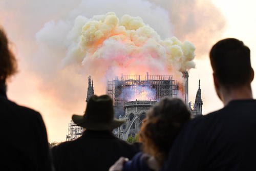 تصویری از غم مردم برای  آتش سوزی کلیسای 