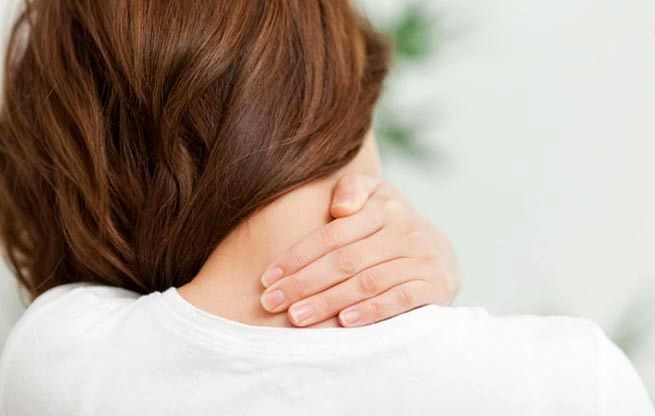 دختری پس از شکستن قولنج گردنش فلج شد دختری پس از شکستن قولنج گردنش فلج شد