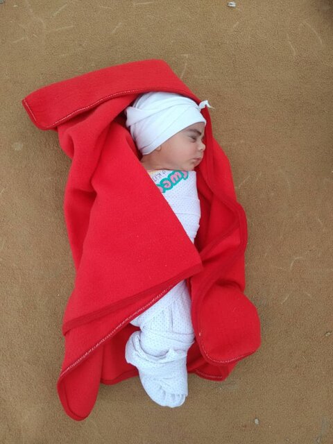 دختر تازه متولد شده در محاصره سیلاب +عکس
