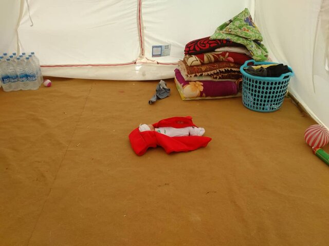 دختر تازه متولد شده در محاصره سیلاب +عکس