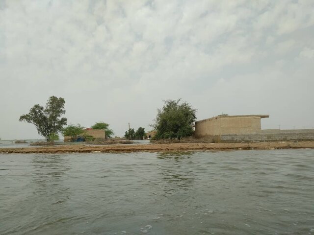 دختر تازه متولد شده در محاصره سیلاب +عکس