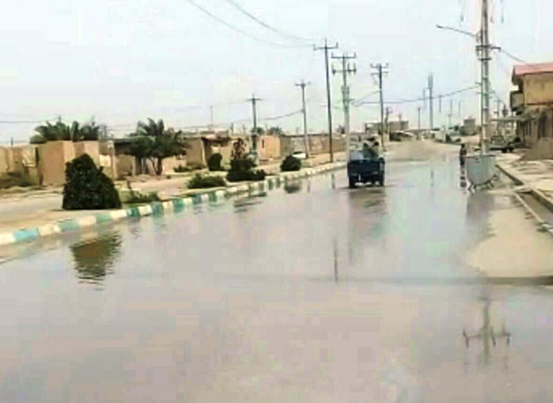 مد، آب را به خیابان های اطراف منازل اروندکنار کشاند