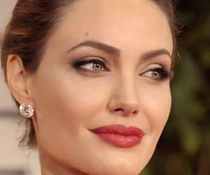 آنجلینا جولی بازیگر یک فیلم ابرقهرمانی می‌شود؟