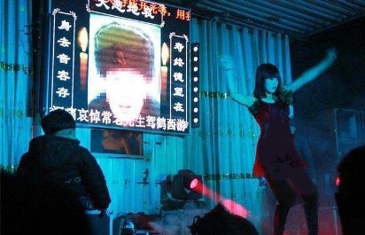 دعوت از زنان برهنه برای رقص در مراسم ختم! عکس