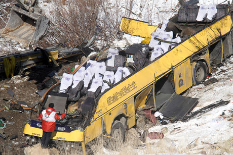 سقوط اتوبوس به دره‌ 