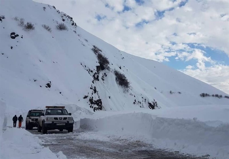 برف شدید جاده شمشک- دیزین را مسدود کرد