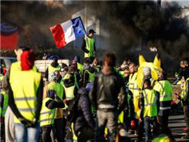 هجوم پلیس فرانسه با گاز اشک‌آور به معترضان