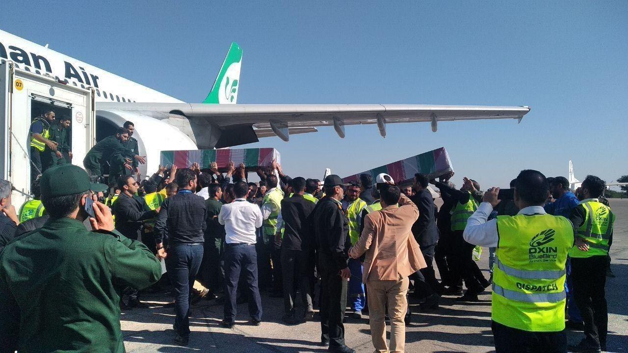 لحظه انتقال پیکر شهدا از اهواز به مشهد +عکس