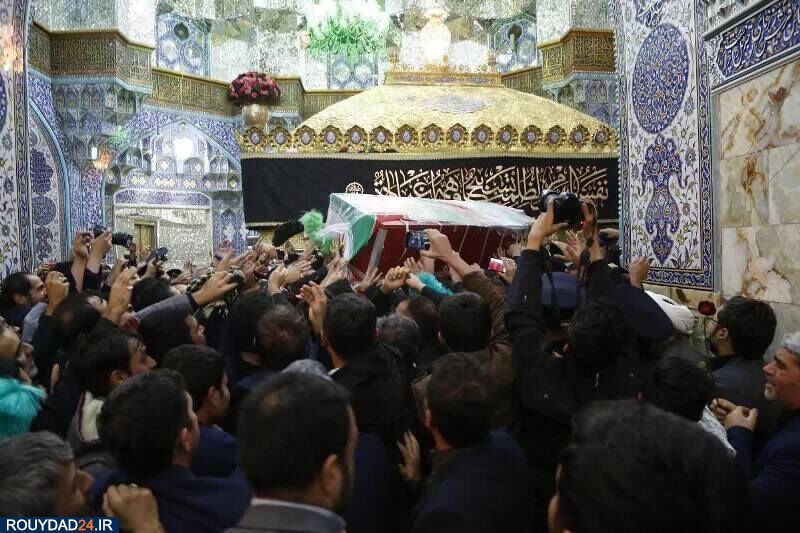 پیکر شهید سردار قاسم سلیمانی در حرم مطهر حضرت معصومه (س) طواف داده شد