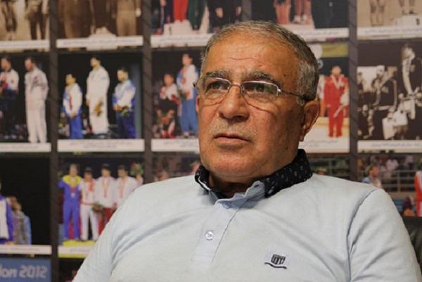 یک ایرانی در حال خیانت به باشگاه استقلال است