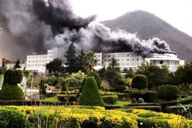 سالن آمفی تئاتر سینمای هتل رامسر در آتش میسوزد + فیلم آتش سوزی سالن آمفی تئاتر سینمای هتل رامسر