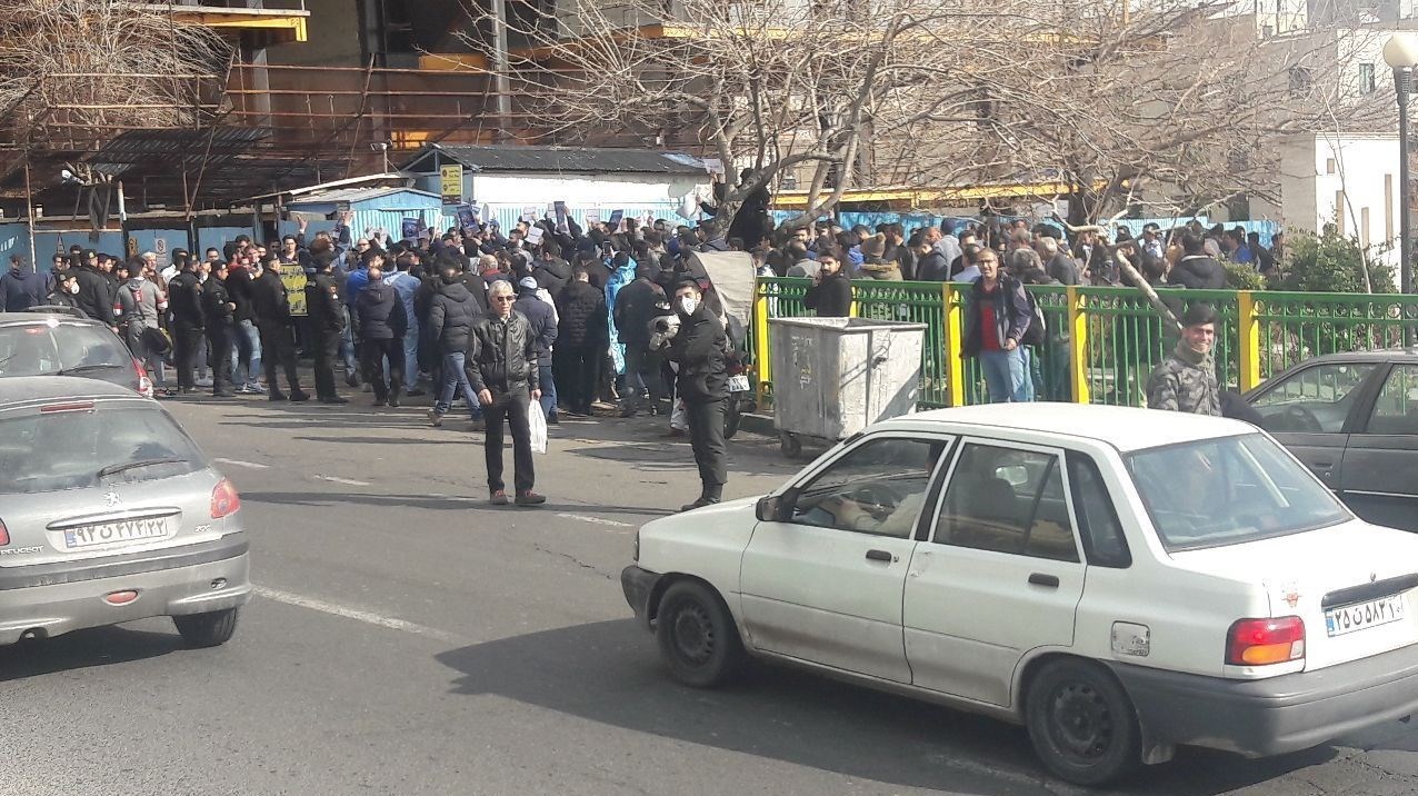 تجمع هواداران استقلال جلو باشگاه +عکس