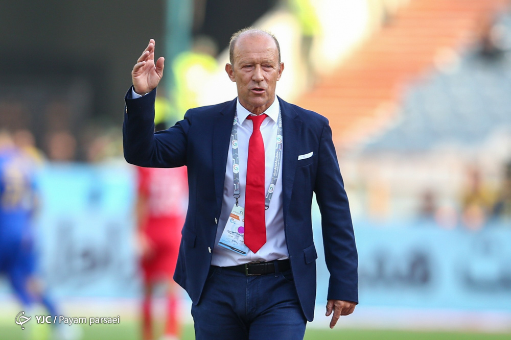 کالدرون بهترین مربی فوتبال ایران در آذر ماه
