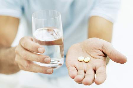 برای قرص خوردن از این شش نوشیدنی استفاده نکنید!