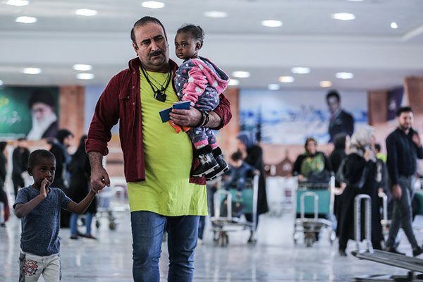 مهران احمدی با دو کودک آفریقایی به «پایتخت» بازگشت+عکس