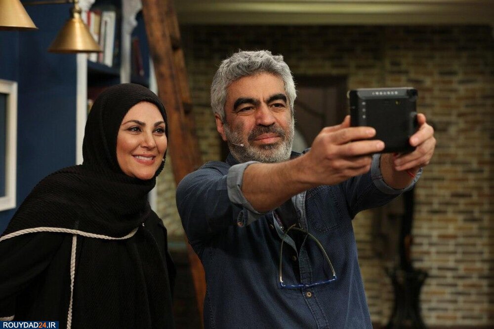 سلفی گرفتن سروش صحت با لاله اسکندری در تلویزیون+عکس