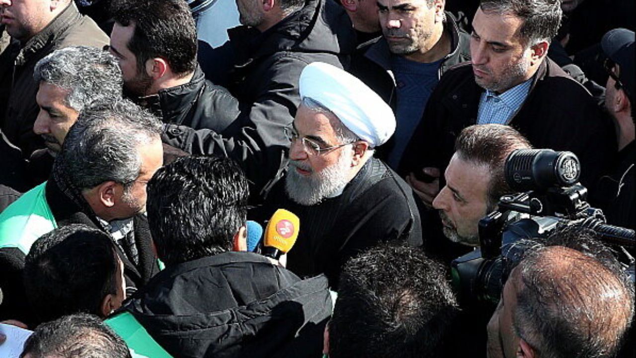 مراسم راهپیمایی ۲۲ بهمن/ تابوت سربازان آمریکایی روی دست راهپیمایان مراسم راهپیمایی ۲۲ بهمن/ تابوت سربازان آمریکایی روی دست راهپیمایان