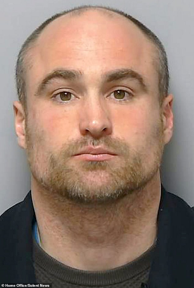 ۱۴ ماه زندان برای قاچاقچی فرانسوی انسان+عکس ۱۴ ماه زندان برای قاچاقچی فرانسوی انسان+عکس