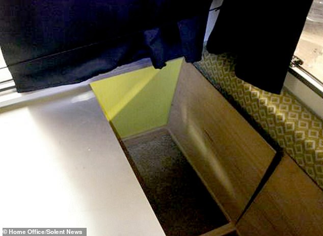 ۱۴ ماه زندان برای قاچاقچی فرانسوی انسان+عکس ۱۴ ماه زندان برای قاچاقچی فرانسوی انسان+عکس