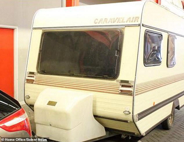 ۱۴ ماه زندان برای قاچاقچی فرانسوی انسان+عکس ۱۴ ماه زندان برای قاچاقچی فرانسوی انسان+عکس