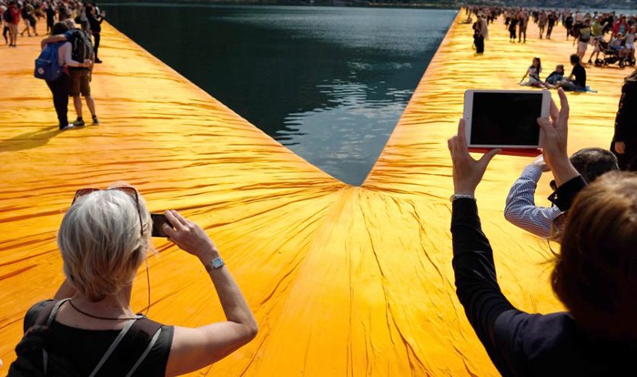 قدم زدن روی دریاچه