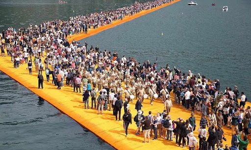 قدم زدن روی دریاچه