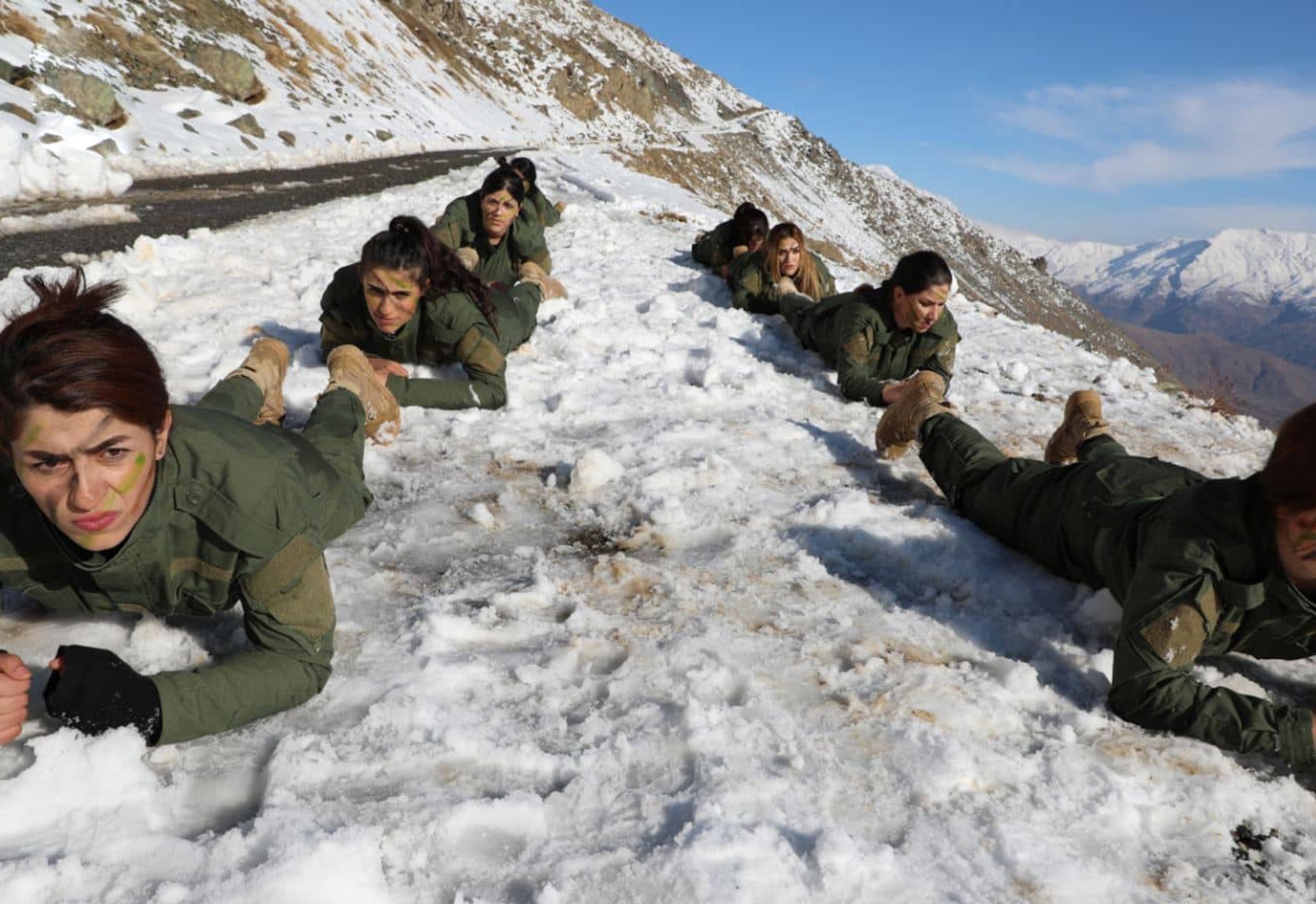 آموزش نظامی در برف