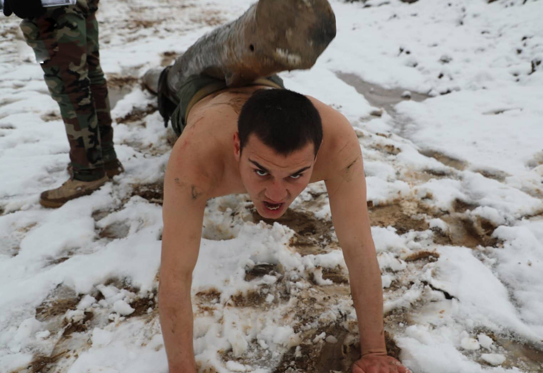 آموزش نظامی در برف