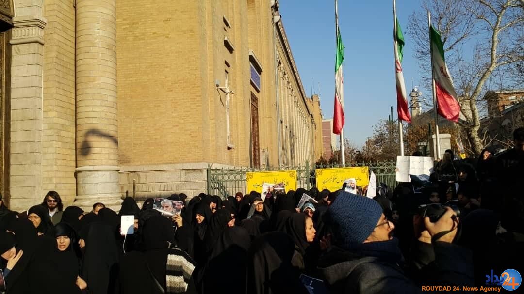 عده‌ای از مردم مقابل وزارت امور خارجه تجمع کردند